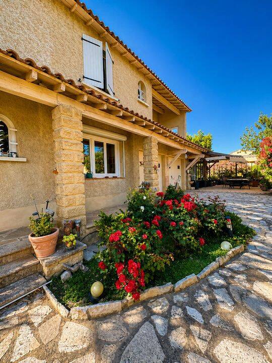 Maison 7 pièces 160 m² · à Les Angles · 160 m² · 406 000 €