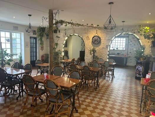 Bar / Café à vendre Fonds de commerce 110 100 € 250 m² d'espace de restauration Bréval 78980