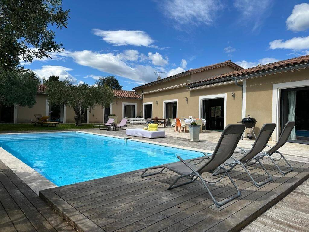 Maison 5 pièces 243 m² · à Vézénobres · 243 m² · 2 100 €/mois