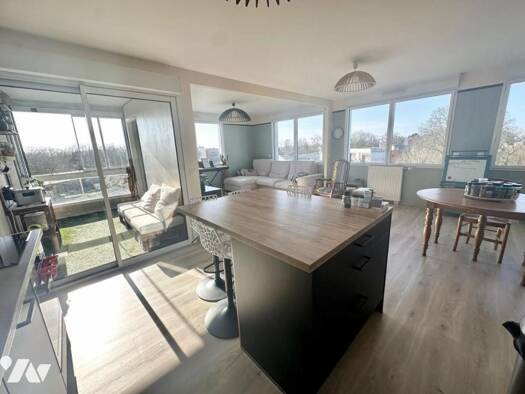 Appartement à vendre 273 000 € 5 pièces 3 chambres 91 m² 5ème étage Nantes 44300