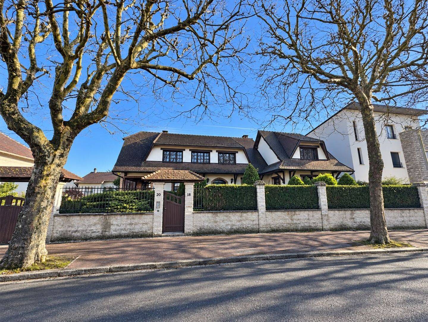 Maison 10 pièces 250 m² · à Livry-Gargan · 250 m² · 479 000 €