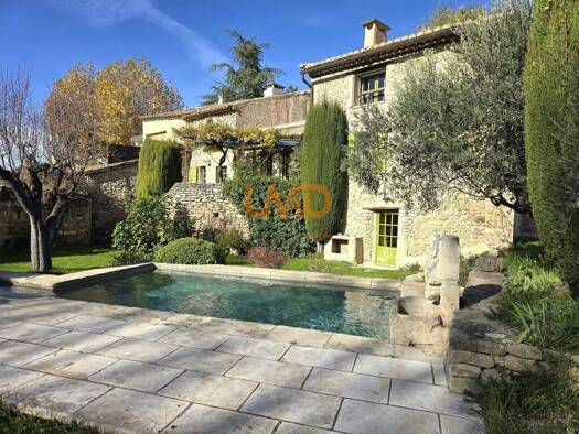 Mas à vendre 1 080 000 € 8 pièces 4 chambres 190 m² 922 m² de terrain Gordes 84220