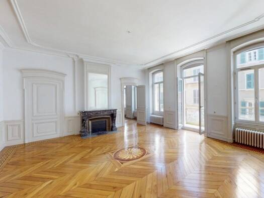 Appartement à vendre 248 000 € 4 pièces 3 chambres 162 m² Étage 1/3 Centre Tarare 69170