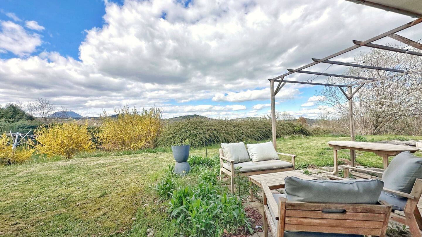 Maison 6 pièces 146 m² · à Saint-Genès-Champanelle · 146,1 m² · 325 000 €