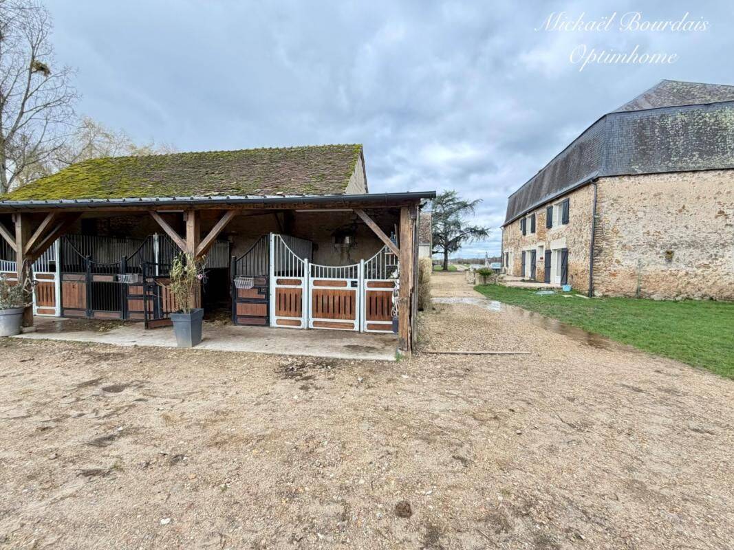 Maison 7 pièces 222 m² · à Luché-Pringé · 222 m² · 398 000 €