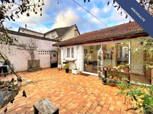 Maison de plain-pied à vendre 270 000 € 2 pièces 2 chambres 63 m² 140 m² de terrain La Mare à la Veuve-La Remise à Jorelle Bondy 93140