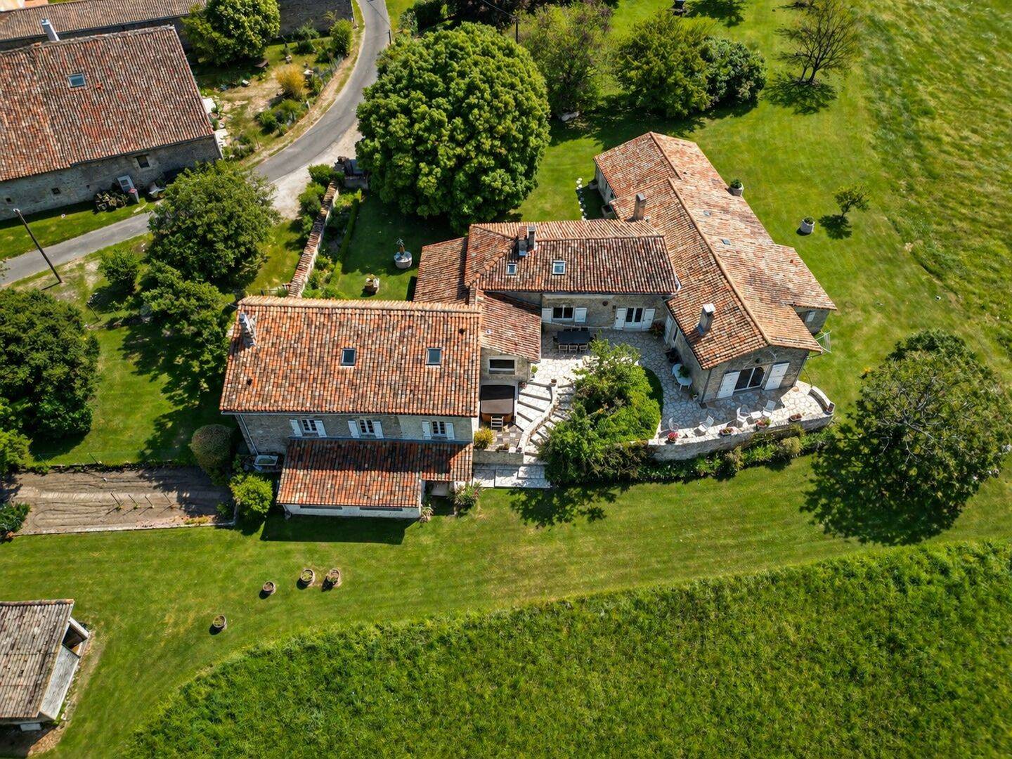 Maison 15 pièces 334 m² · à Roullet-Saint-Estèphe · 333,9 m² · 575 000 €