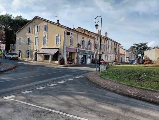 Bar / Café à vendre Fonds de commerce 129 600 € 100 m² d'espace de restauration Mussidan 24400