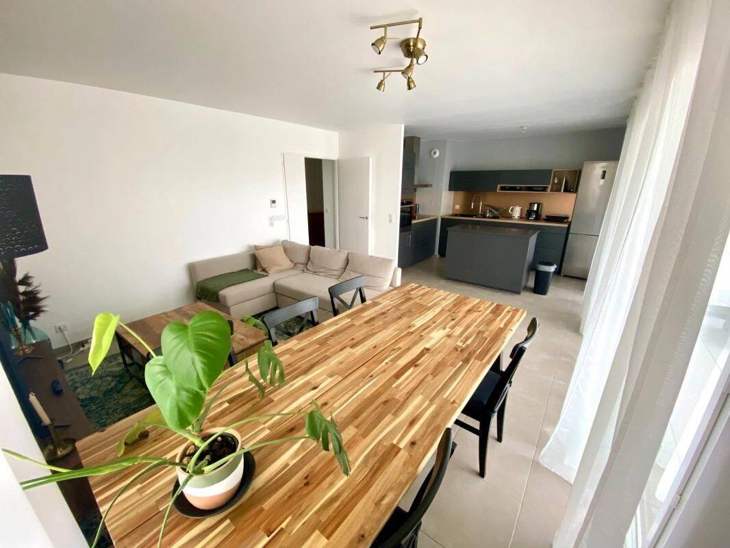 Appartement 4 pièces 93 m² · à Saint-Julien-en-Genevois · 93,2 m² · 2 300 €