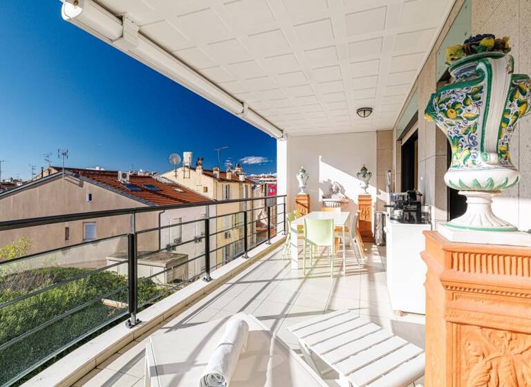 Appartement en viager Bouquet 720 000 € 3 pièces 2<br/>chambres 63 m²<br/>superficie 4ème<br/>étage Croisette-Palm-Beach Cannes 06400