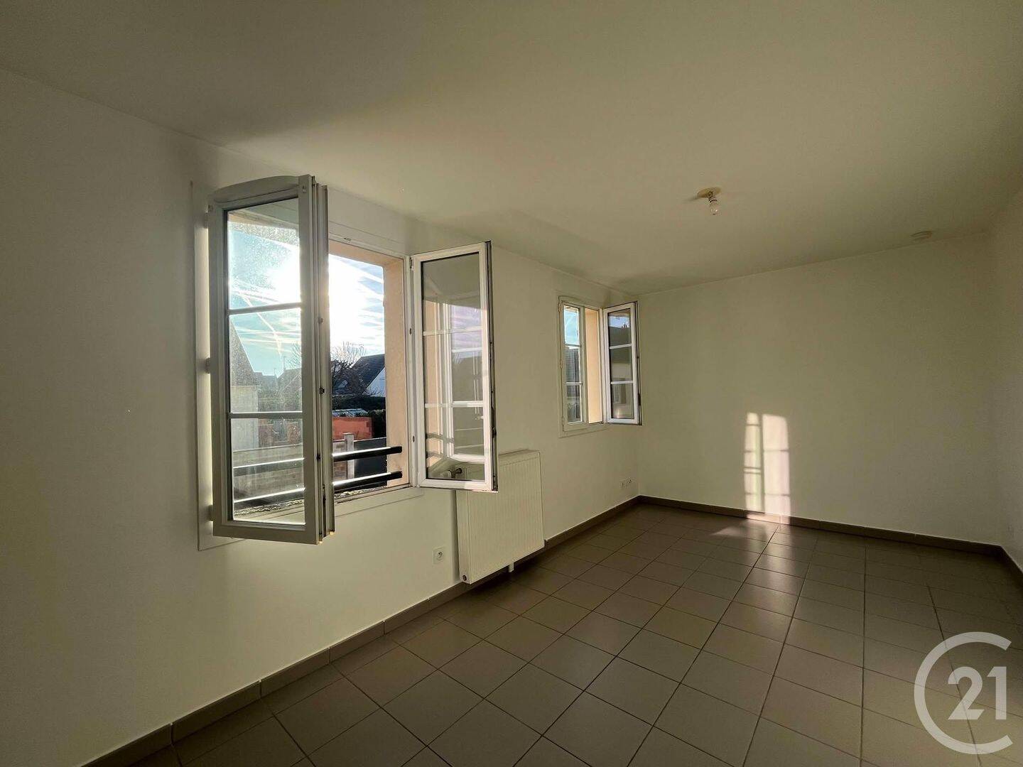 Appartement 1 pièce 29 m² · à Nanteuil-le-Haudouin · 29,4 m² · 680 €