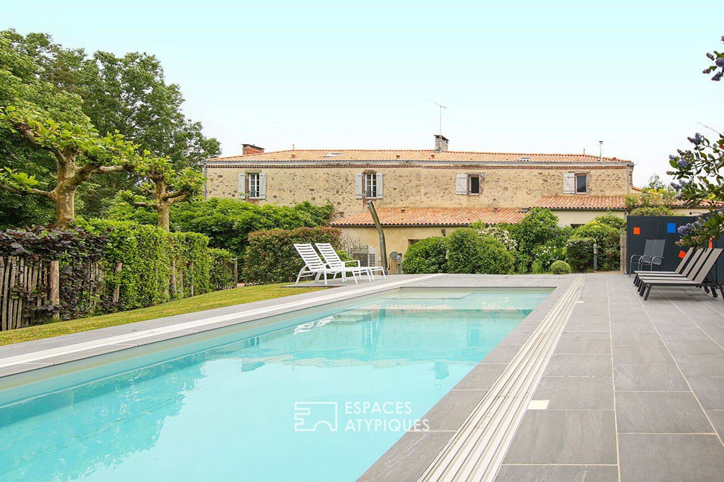 Maison 11 pièces 358 m² · à Landeronde · 358 m² · 890 000 €