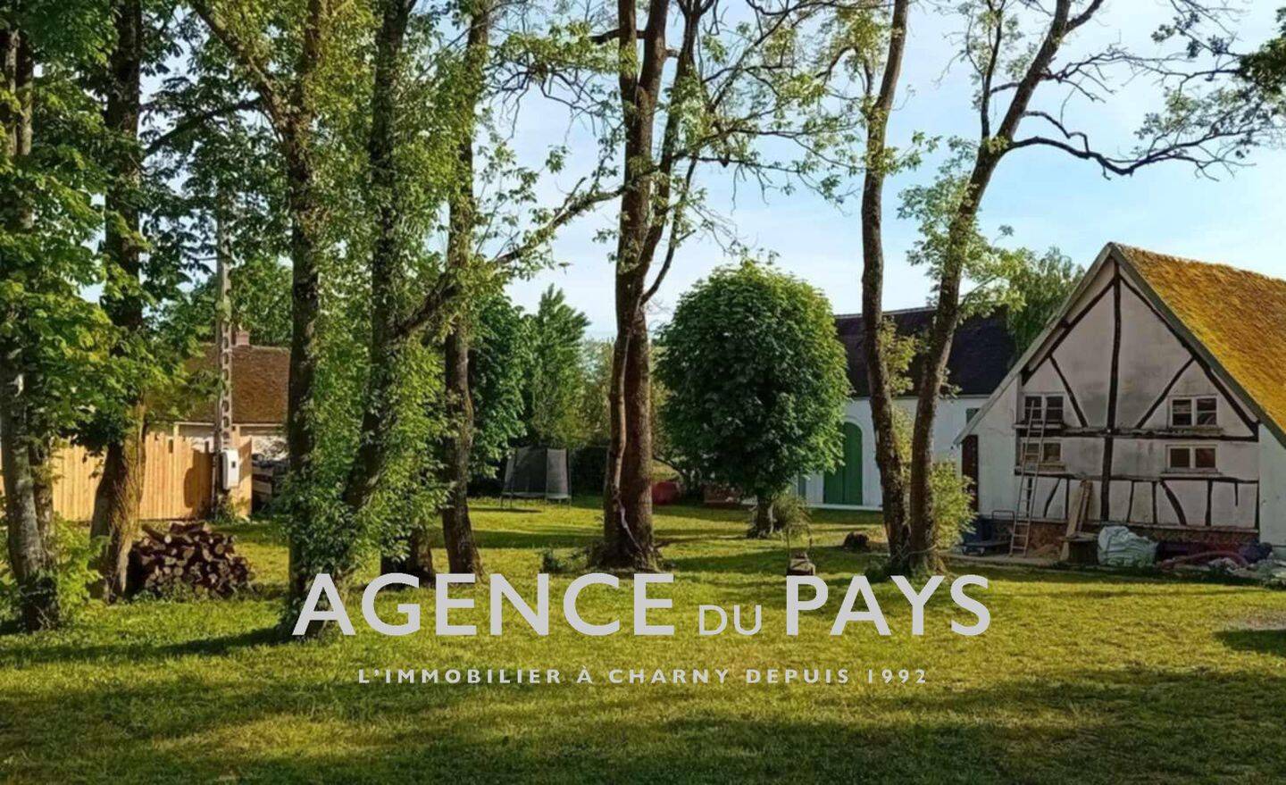 Maison 9 pièces 312 m² · à Charny Orée de Puisaye · 312 m² · 418 000 €