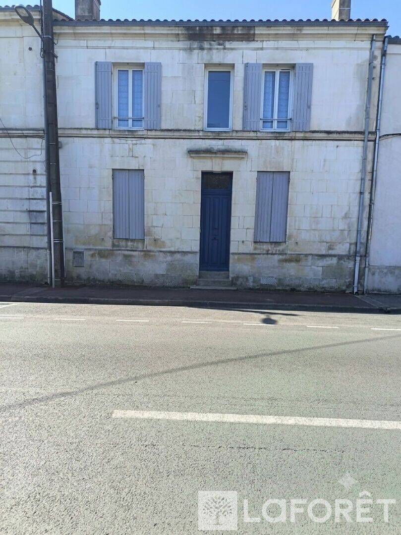 Maison 8 pièces 105 m² · à Saintes · 104,9 m² · 296 800 €