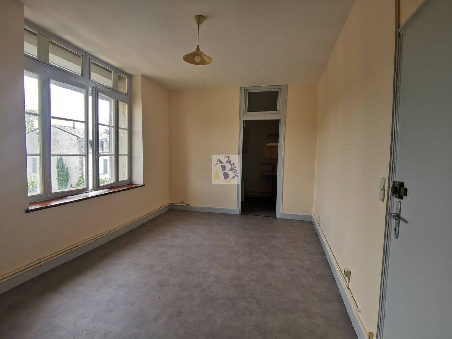 Appartement 1 pièce 27 m² · à Ruelle-sur-Touvre · 26,9 m² · 355 €