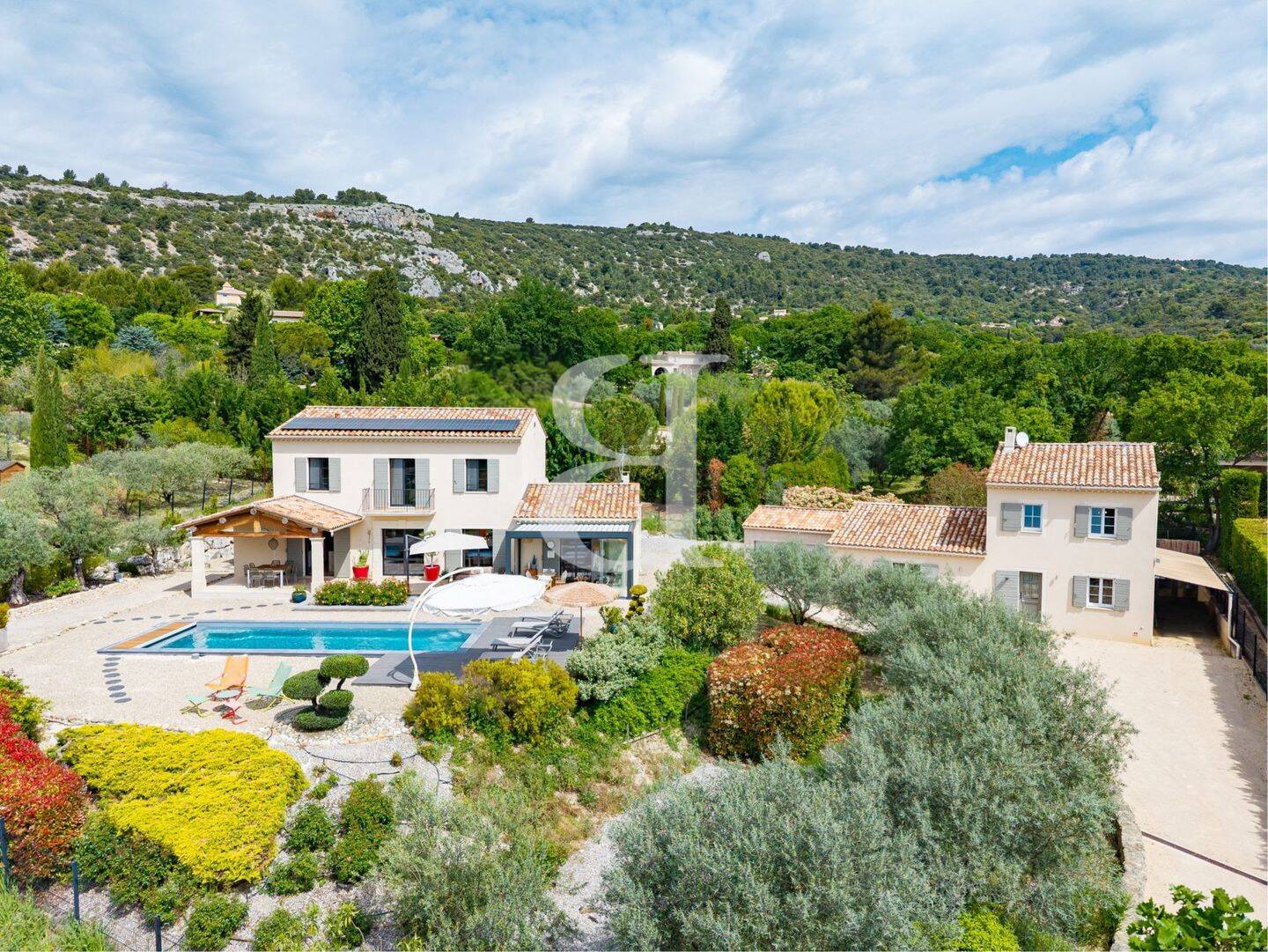Maison 6 pièces 320 m² · à Saint-Saturnin-lès-Apt · 320 m² · 1 595 000 €