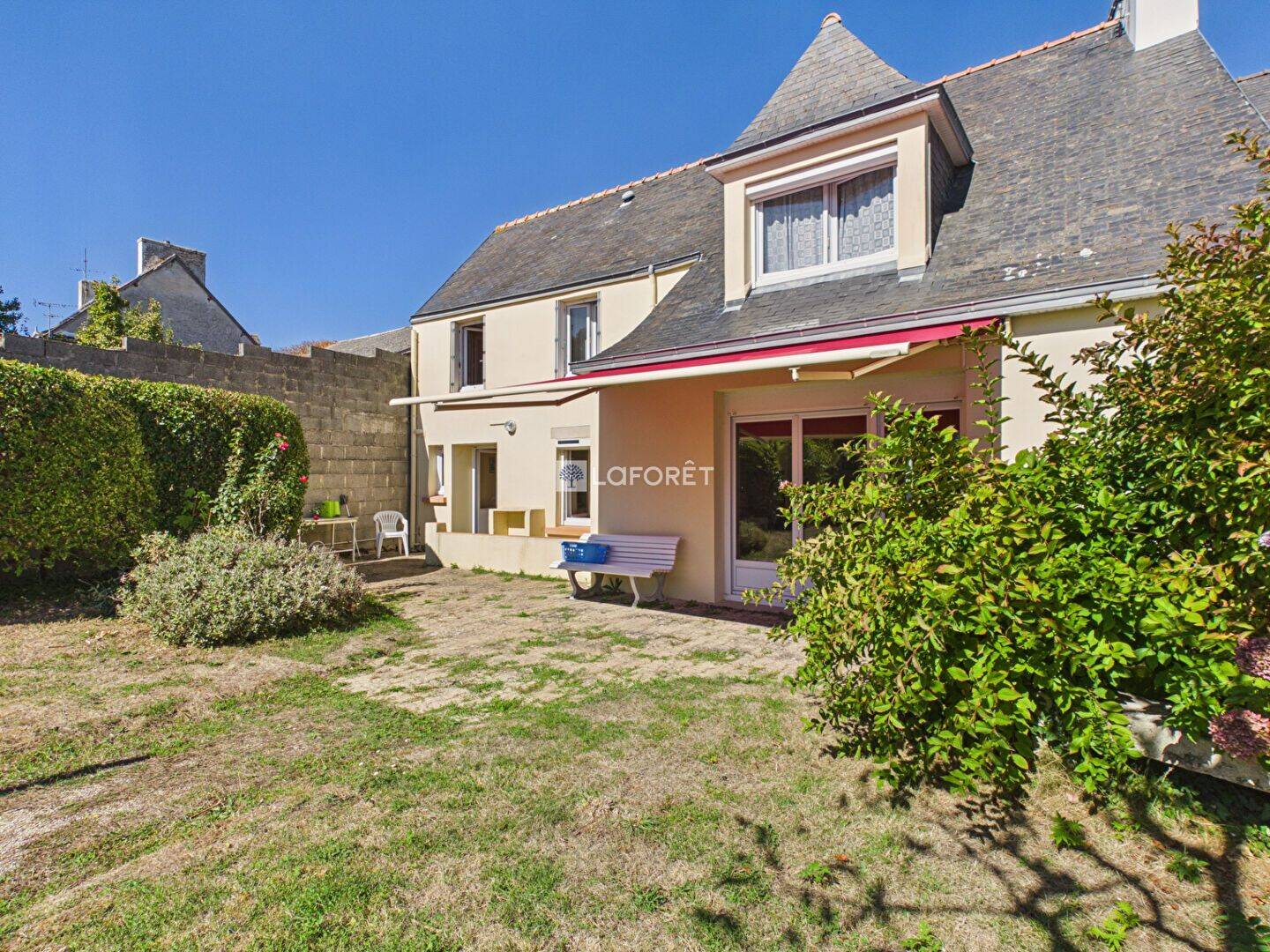 Maison 8 pièces 225 m² · à Plonéour-Lanvern · 225 m² · 318 000 €