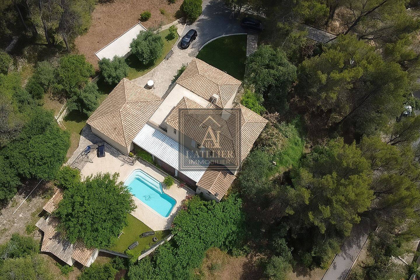 Maison 10 pièces 320 m² · à Solliès-Toucas · 320 m² · 1 095 000 €