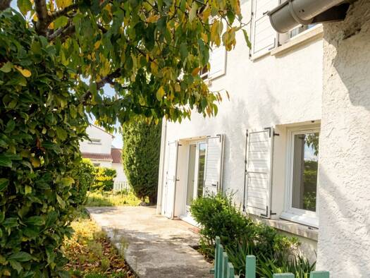 Maison à louer 1 102 € 6 pièces 116 m² 376 m² de terrain Est Saint-Paul-Trois-Châteaux 26130