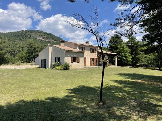 Maison à vendre 378 000 € 6 pièces 4 chambres 136 m² 4 350 m² de terrain La Martre 83840