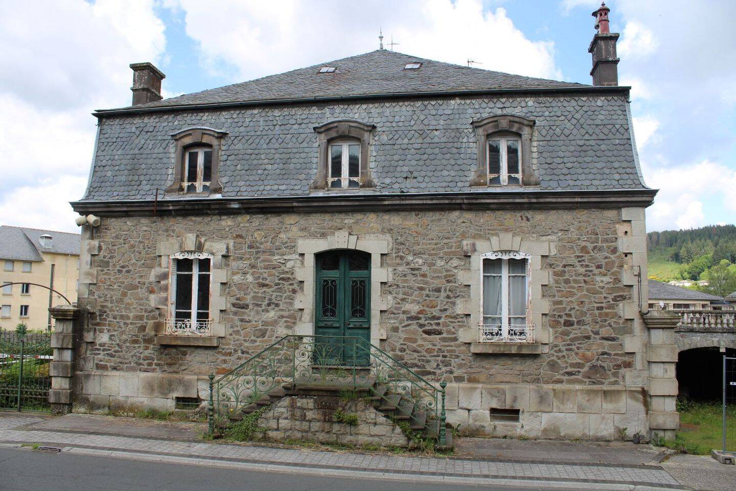 Maison 14 pièces 376 m² · à Riom-Ès-Montagnes · 376 m² · 87 200 €