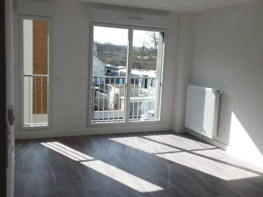 Appartement à louer 610 € 2 pièces 1 chambre 44 m² Étage 2/2 Luzarches 95270