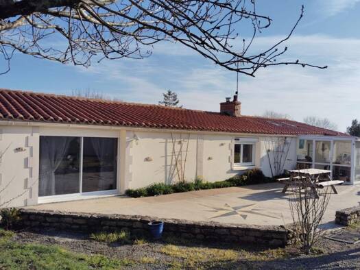 Maison de plain-pied à vendre 240 000 € 4 pièces 2 chambres 110 m² 3 783 m² de terrain Vouillé-les-Marais 85450