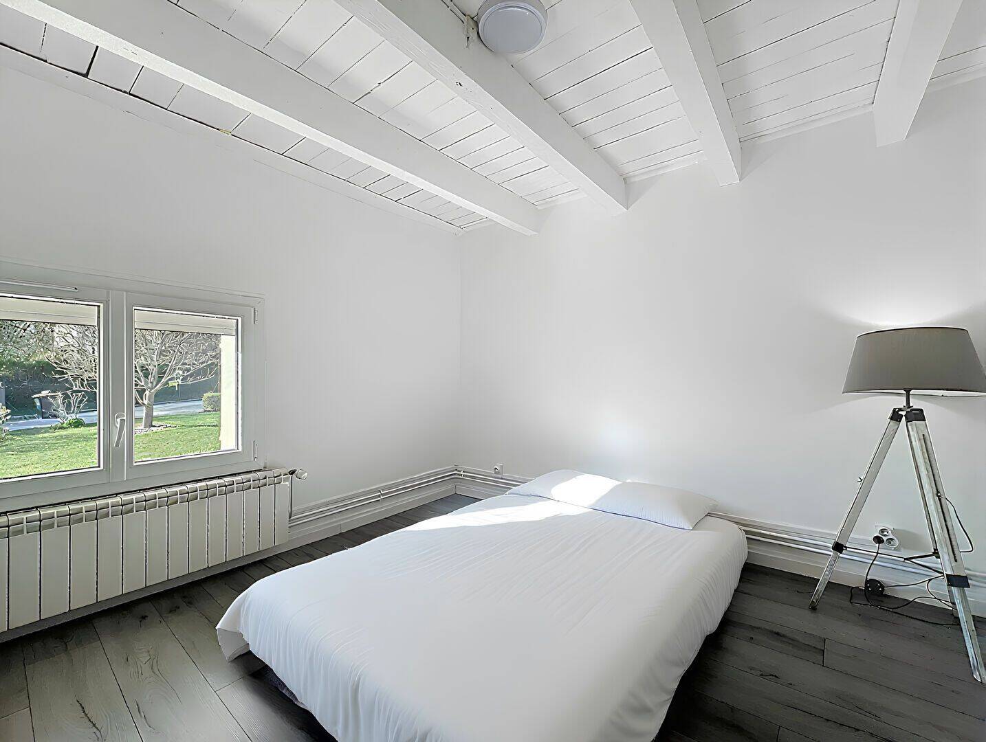 Maison rénovée avec dépendances. — 9