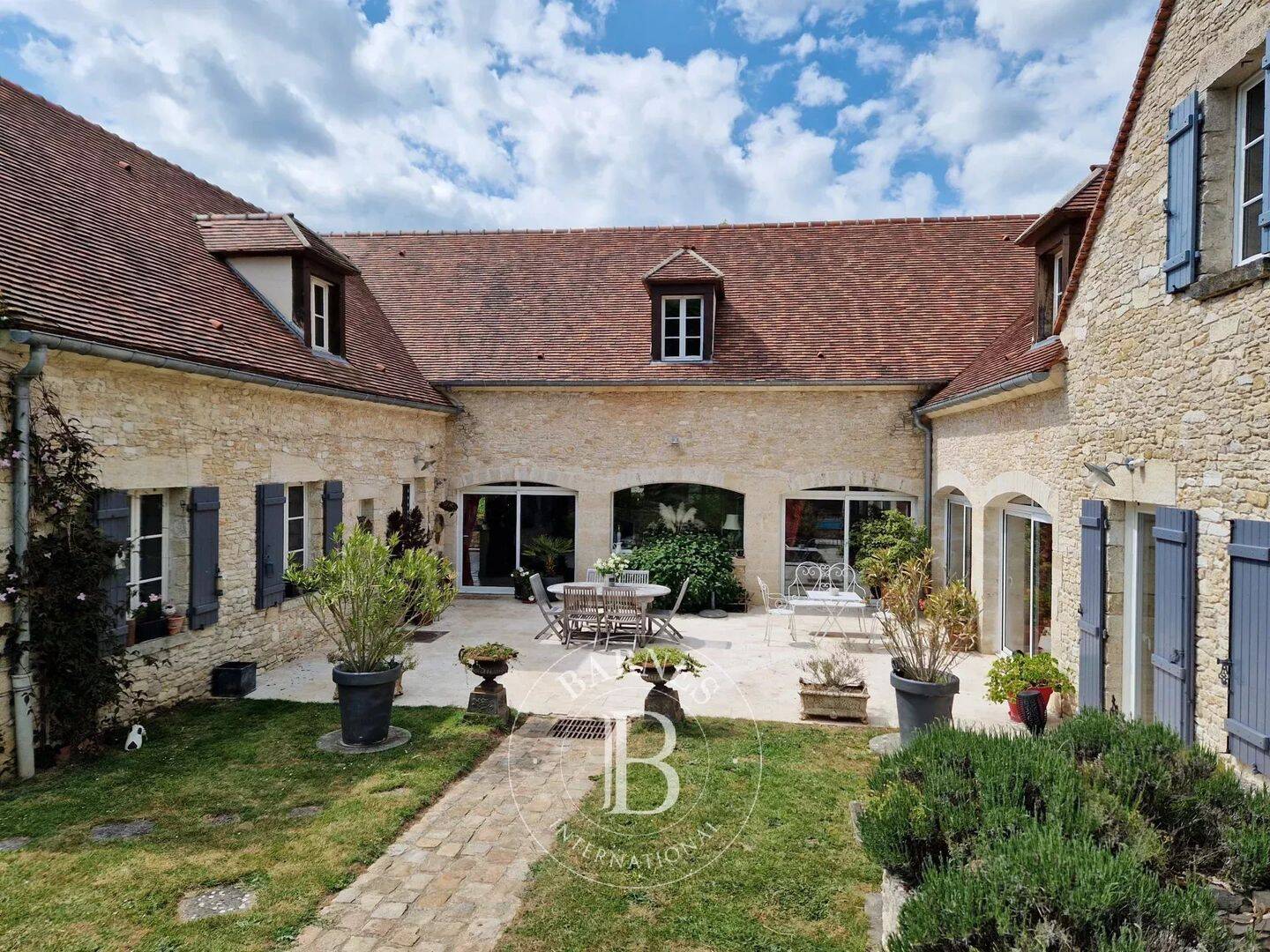 Maison 12 pièces 479 m² · à Vienne-en-Arthies · 479,2 m² · 1 245 000 €
