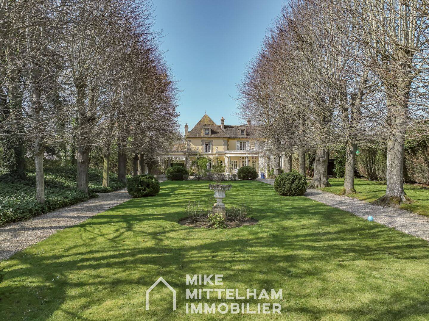 Maison 14 pièces 426 m² · à Thoiry · 426 m² · 1 290 000 €