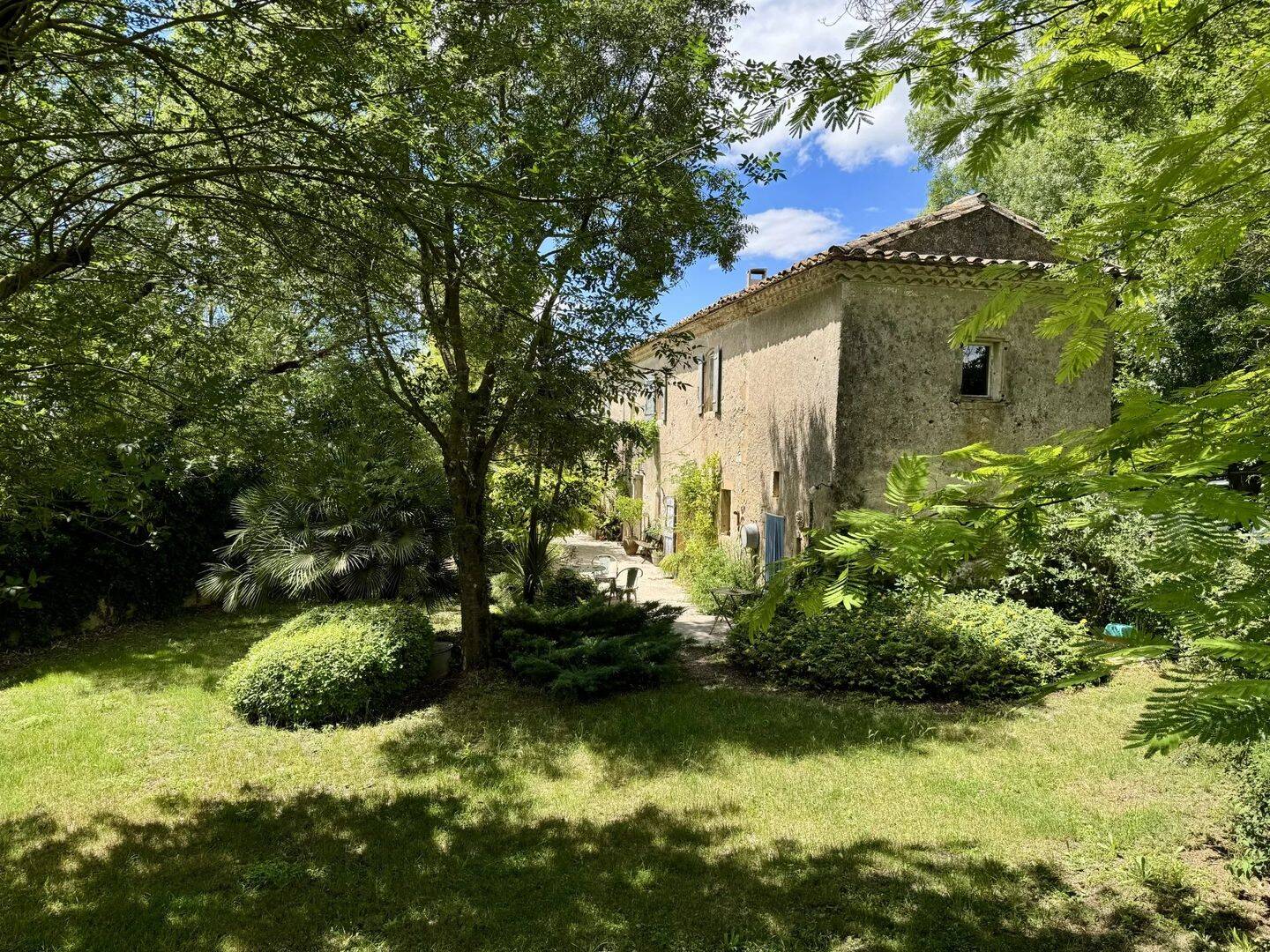 Maison 12 pièces 300 m² · à Saint-Chaptes · 300 m² · 385 000 €