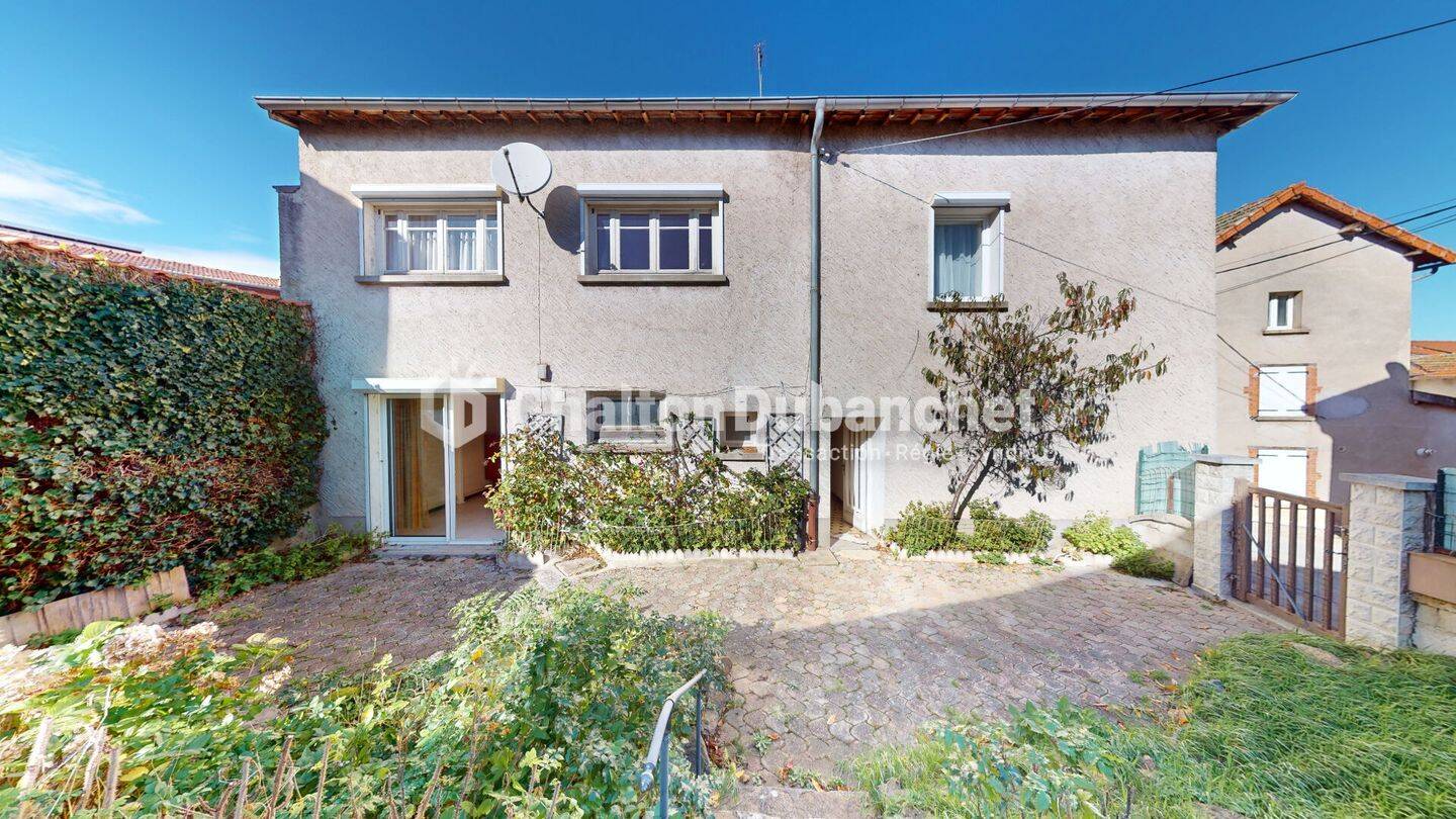 Maison 9 pièces 209 m² · à Coutouvre · 209 m² · 155 000 €