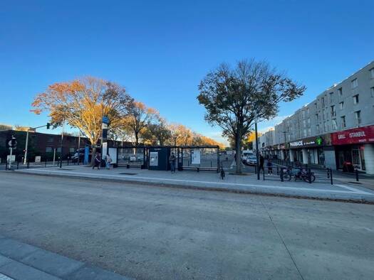 Boutique à louer 3 300 € 3 pièces 150 m² de surface de vente Évry-Courcouronnes 91000