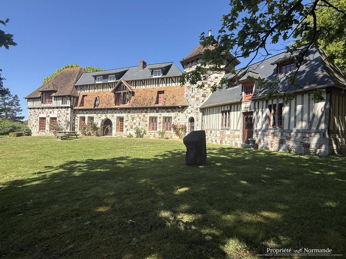 Maison 15 pièces 337 m² · à Le Bec-Hellouin · 336,9 m² · 1 590 000 €