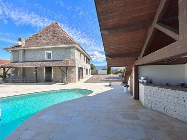 Maison en viager libre Bouquet 99 415 € 7 pièces 4 chambres 200 m² 697 m² de terrain Les Avenières Veyrins-Thuellin 38630