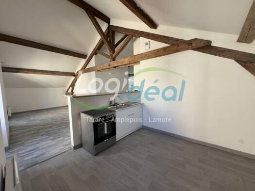 Appartement à louer 550 € 4 pièces 3 chambres 79 m² Étage 2/2 Thizy-les-Bourgs 69240