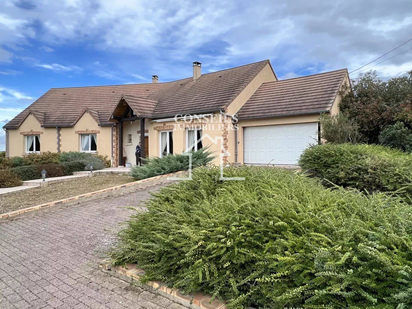 Maison 9 pièces 187 m² · à Saint-Julien-du-Sault · 187 m² · 280 000 €