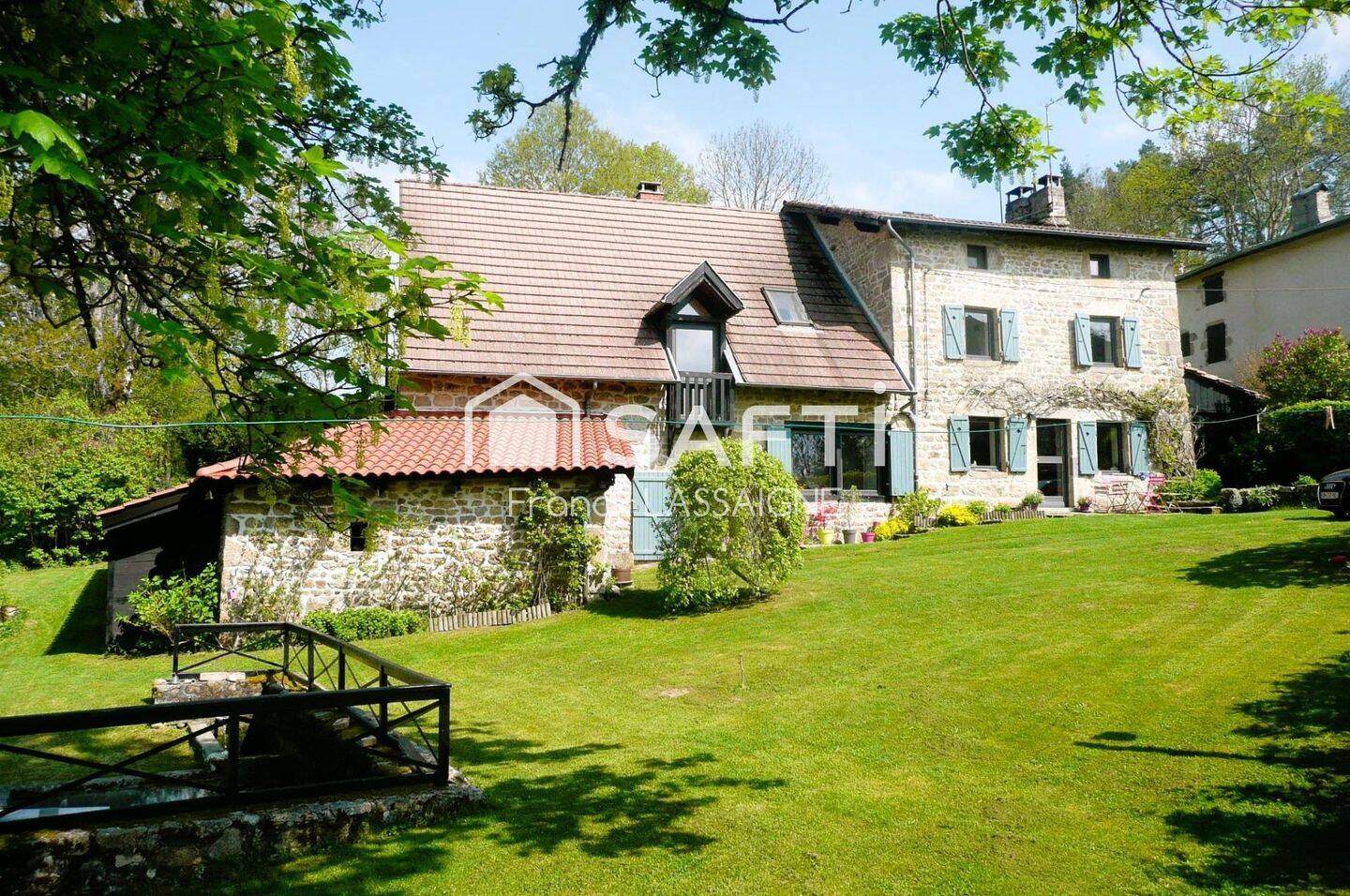 Charmante maison en pierres vue dégagée et source