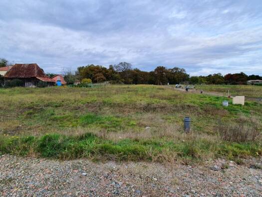 Terrain constructible viabilisé à vendre 57 000 € 800 m² de terrain Carcarès-Sainte-Croix 40400