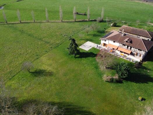 Maison à vendre 1 250 000 € 8 pièces 6 chambres 332 m² 122 557 m² de terrain Saint-Étienne-du-Bois 01370