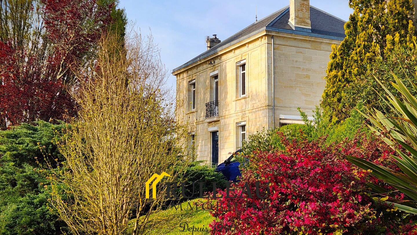Maison 10 pièces 242 m² · à Saint-Laurent-d'Arce · 242 m² · 790 000 €