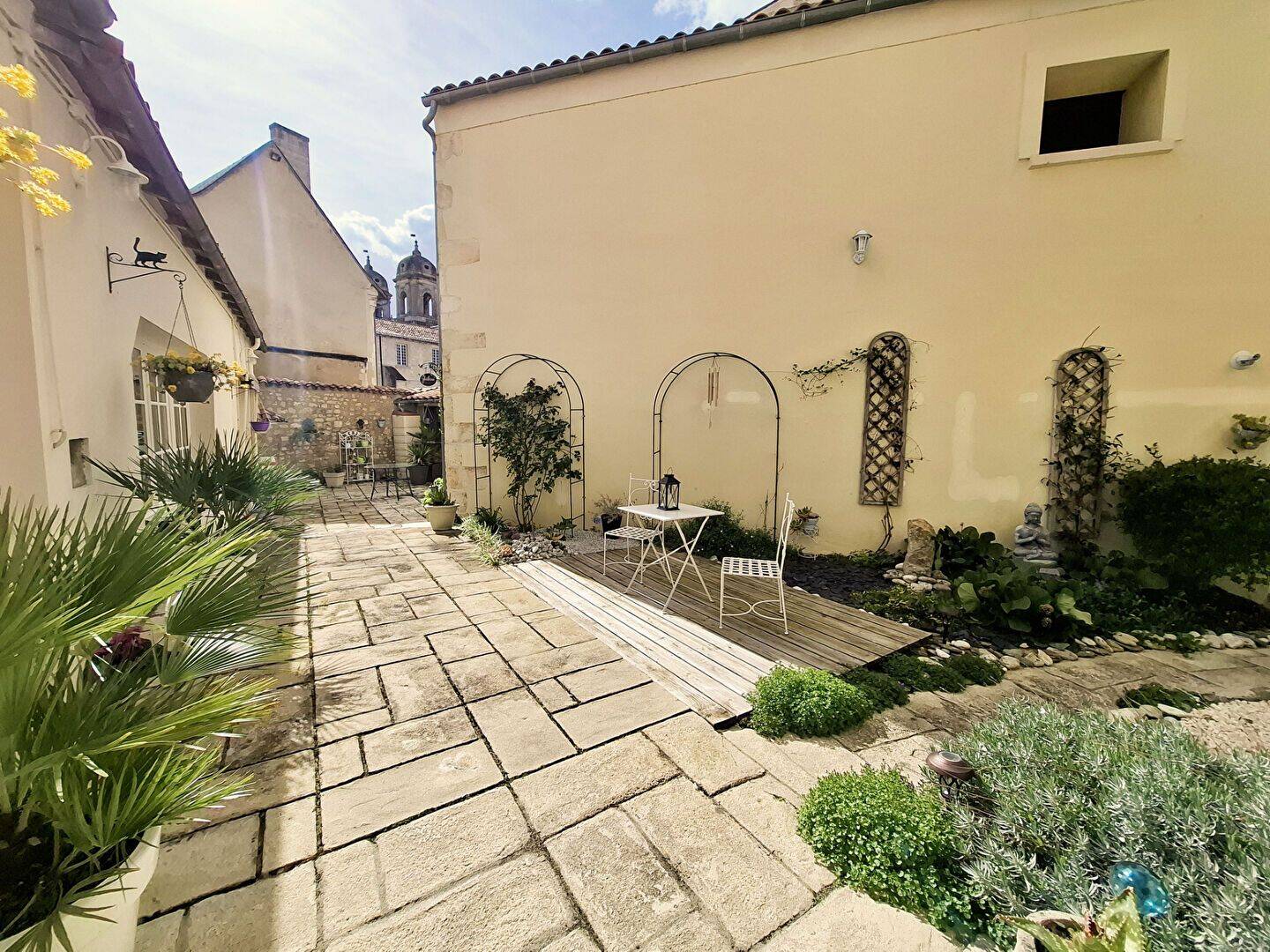 Maison 5 pièces 225 m² · à Saint-Jean-d'Angély · 225 m² · 483 000 €