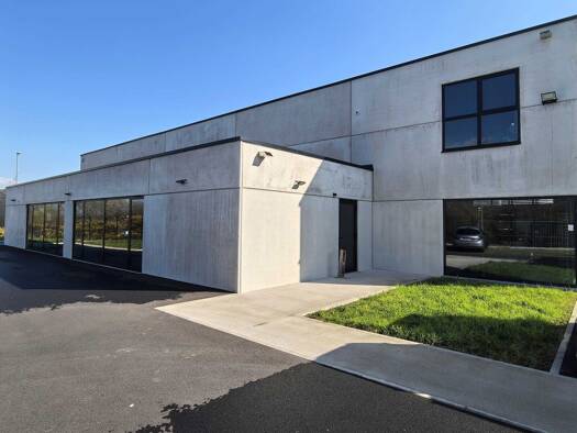 Local d'activités à louer 4 800 € 390 m² d'espace de stockage Hôtel de Ville Saint-Nazaire 44600