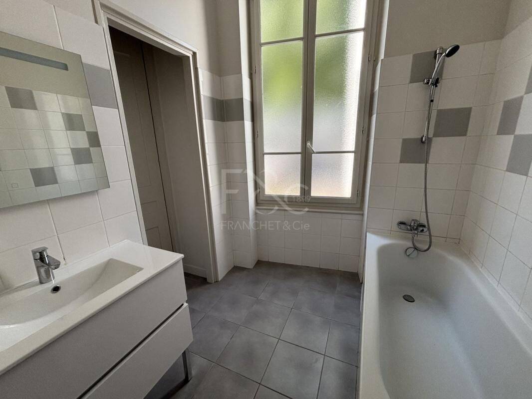 Appartement 4 pièces 128 m² · à Lyon 3ème Arrondissement · 128 m² · 2 165 €