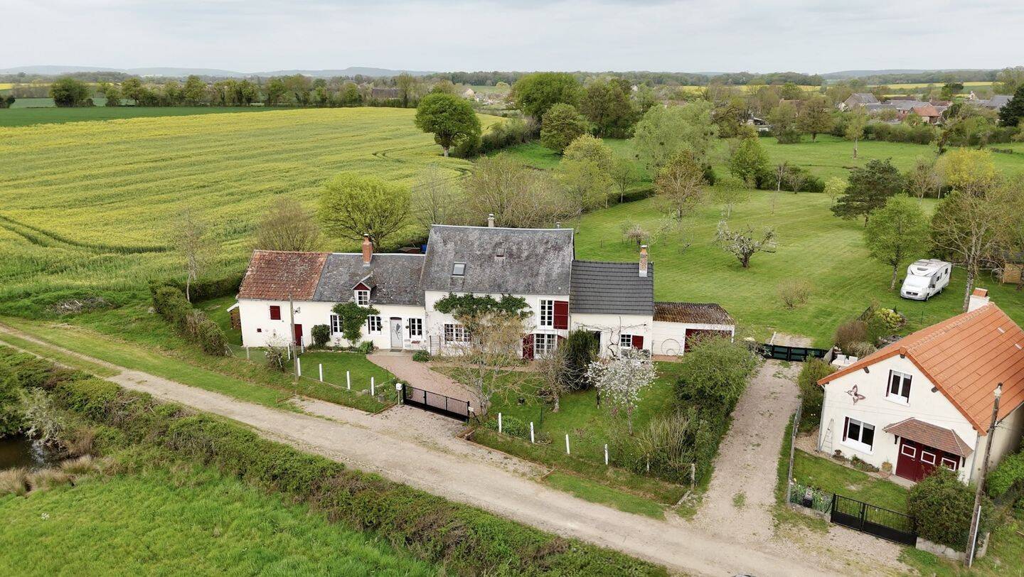 Maison 11 pièces 246 m² · à Alluy · 246 m² · 330 000 €