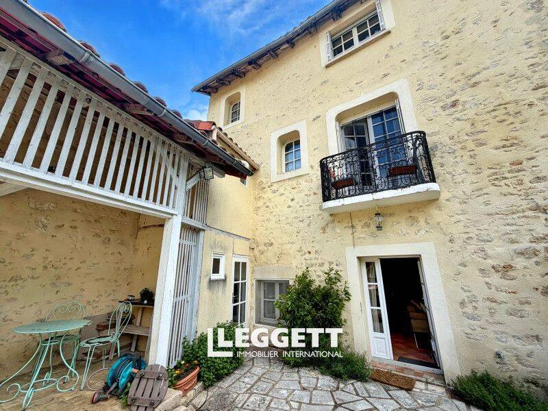 Maison 8 pièces 270 m² · à La Rochefoucauld-en-Angoumois · 270 m² · 360 400 €