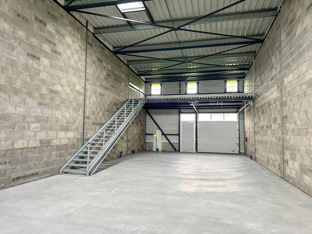 Local d'activités à vendre 1 020 000 € 556 m² d'espace de stockage divisible Ustaritz 64480