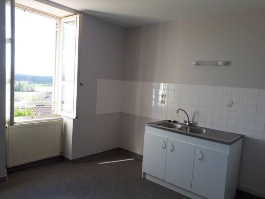 Appartement à louer 606 € 3 pièces 2 chambres 63 m² RDC Jayat 01340