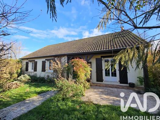 Maison de plain-pied à vendre 169 000 € 5 pièces 3 chambres 102 m² 2 402 m² de terrain Le Lude 72800