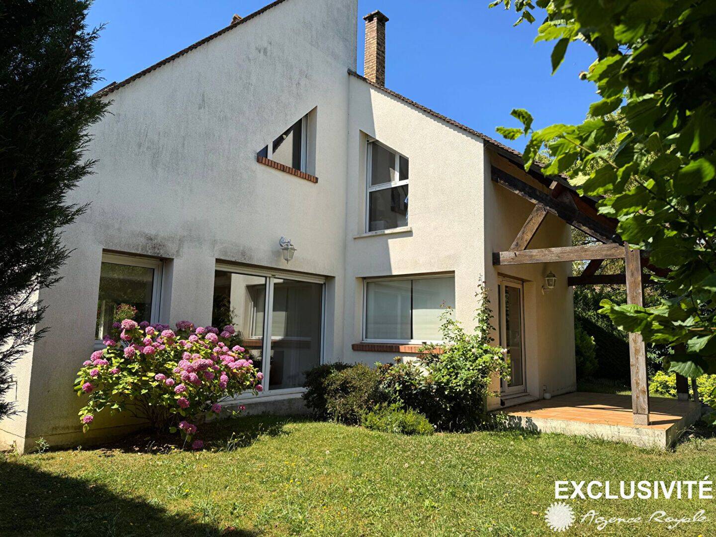 Maison 8 pièces 226 m² · à Saint-Germain-en-Laye · 225,6 m² · 4 200 €/mois